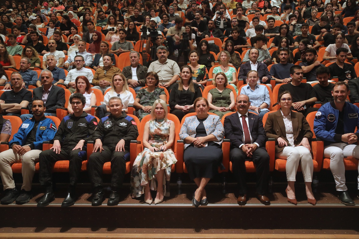 Antalya'daki uzay kongresinde astronotlar öğrencilerle buluştu