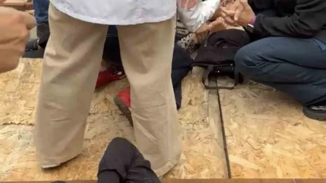 Kadıköy'de inşaat kaplaması kaldırımdaki iki kişinin üzerine devrildi