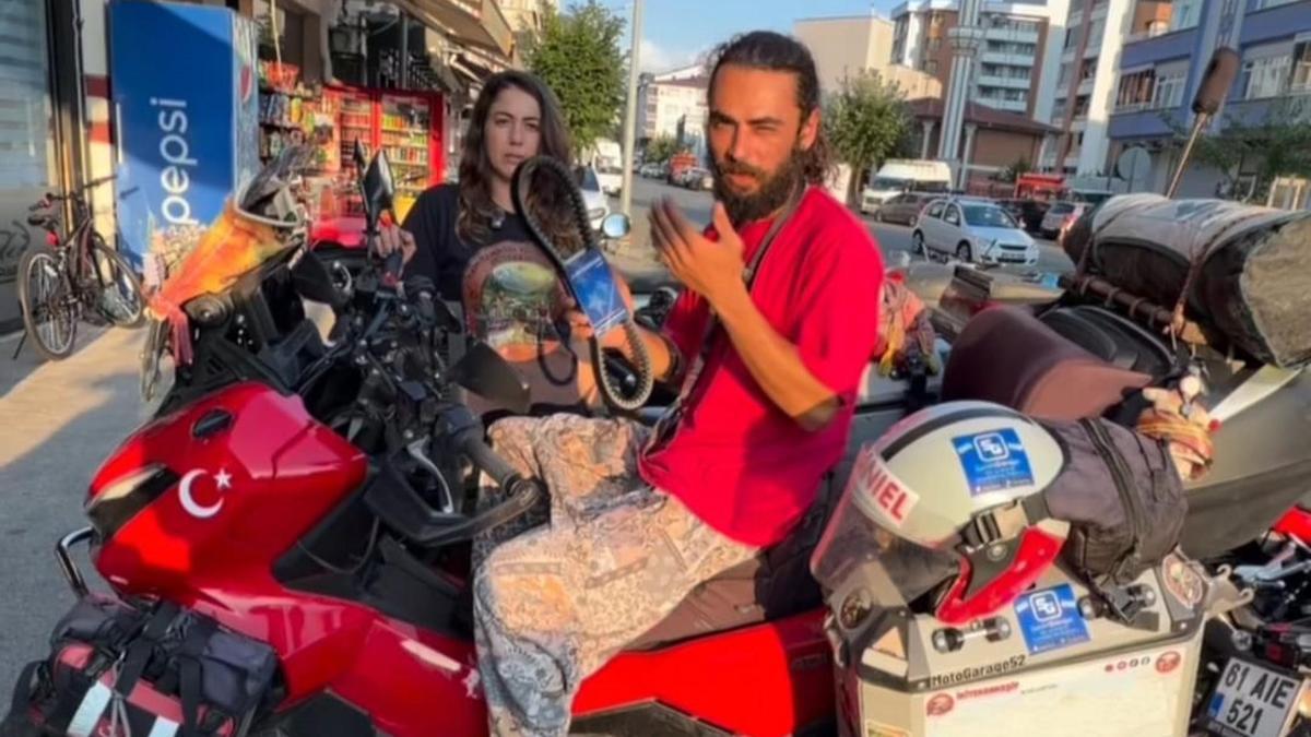 Motosikletli çift iki köpeğiyle 28 aydır Türkiye'yi geziyor