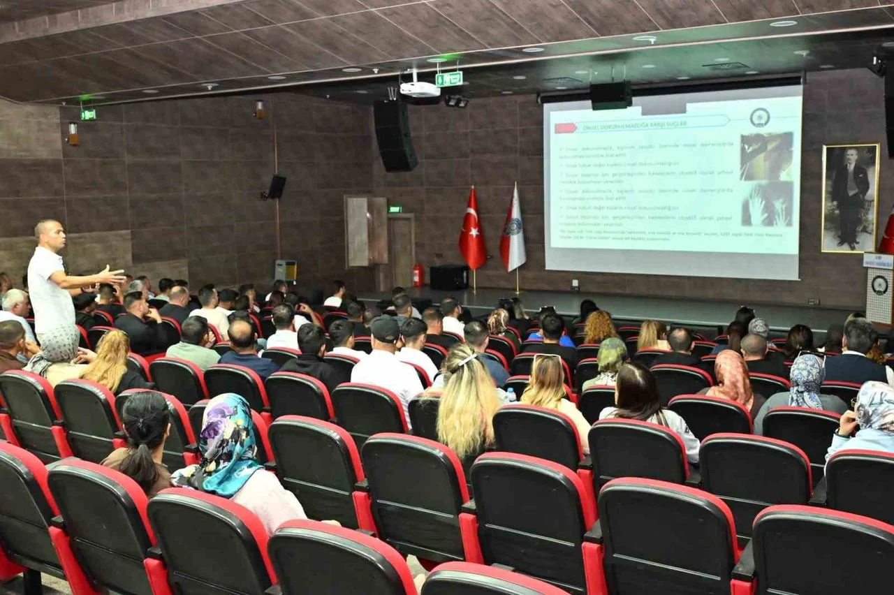 Kars'ta gençlik merkezleri ve okullarda görevli 211 personele eğitim verildi