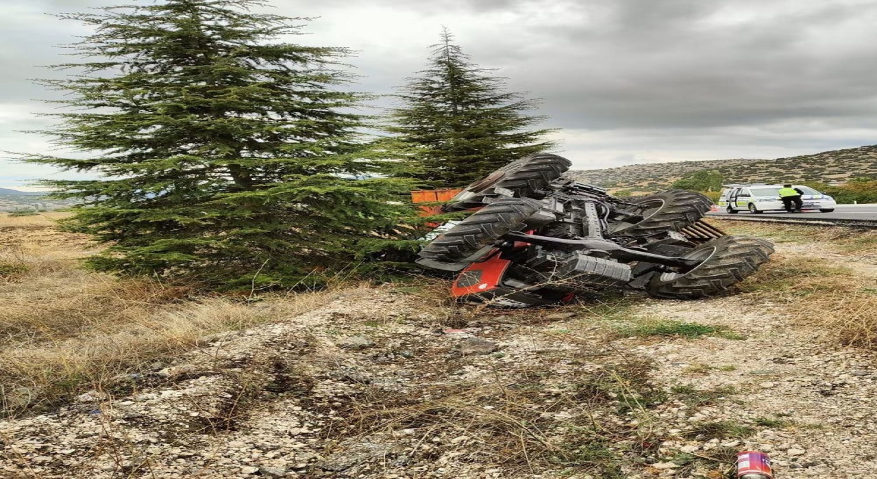 Burdur'da traktör şarampole devrildi, sürücü yaralandı