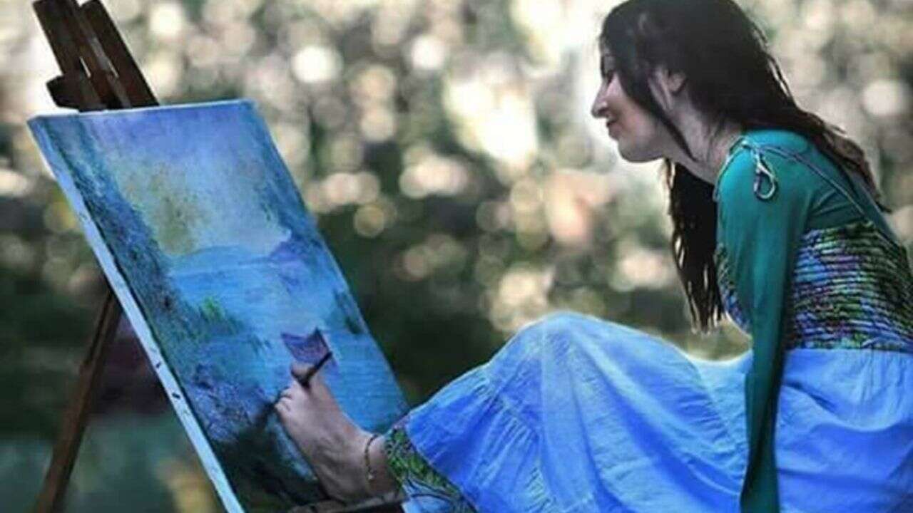 Ressam Ayşe Işık eserlerini Antalya'da sergiledi