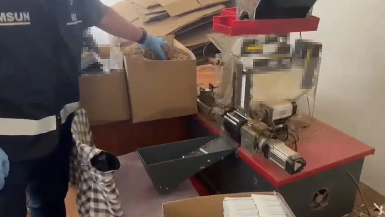 Samsun'da kaçak makaron ve tütün üretimi yapılan adrese operasyon