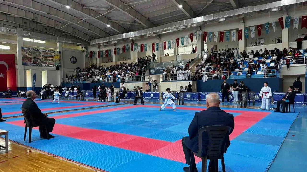 Gaziantep'te 600 genç karateci madalya için mücadele etti