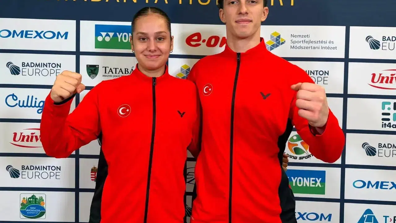 Genç milli badmintoncular Avrupa Şampiyonası'nda 4 kategoride yarı finale yükseldi