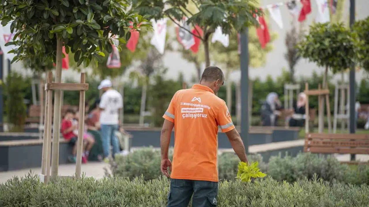 Mersin'de Kırmızı Lacivert Kent Meydanı hizmete girdi