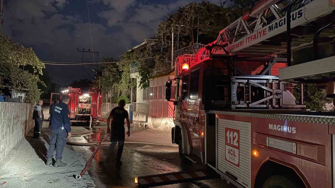 Kayseri'de balkonda yakılan mangal iki evin çatısında yangın çıkardı