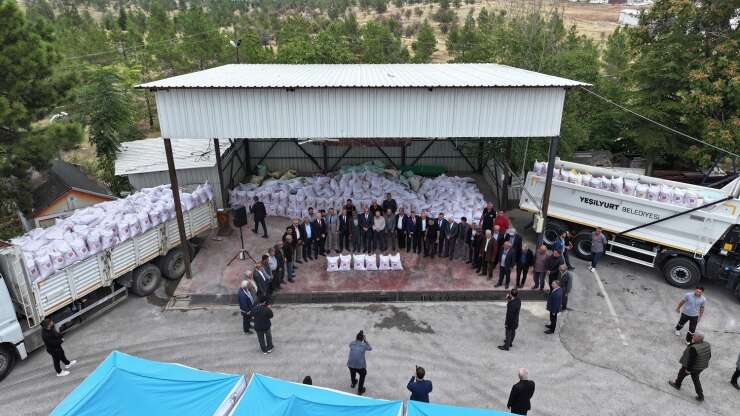 Yeşilyurt Belediyesi üreticilere 60 ton arpayı hibe olarak dağıttı