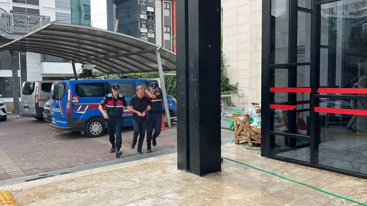 Alanya'da eşi ve kayınvalidesini bıçakla yaralayan şüpheli tutuklandı