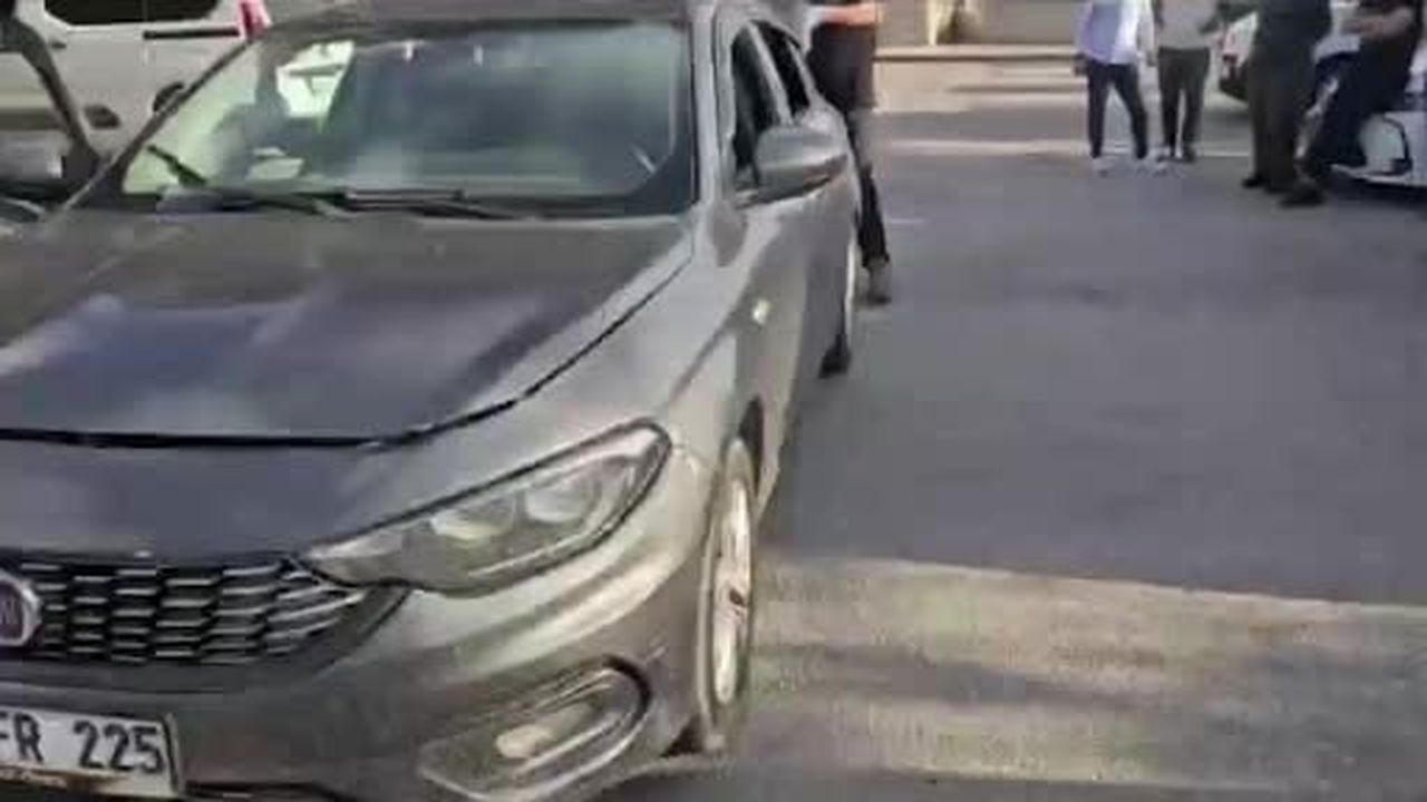 Adana'nın Ceyhan ilçesinde iki araçta 2 kilo 95 gram metamfetamin ele geçirildi