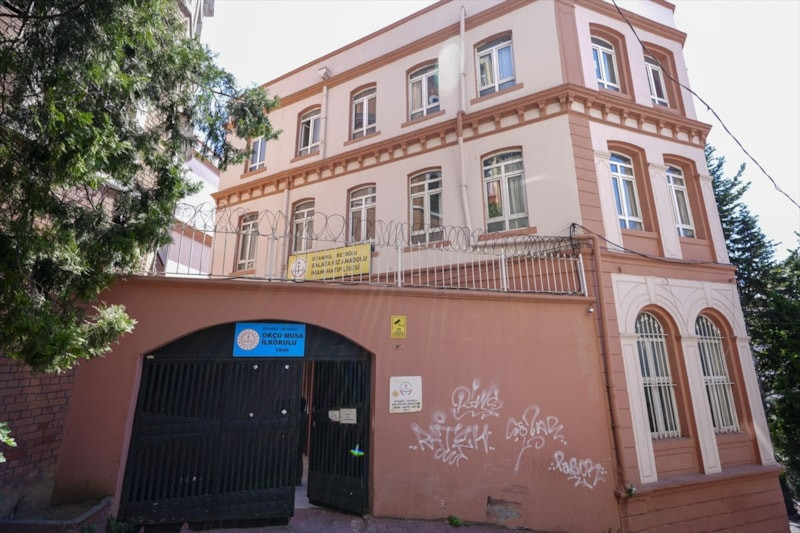 Galata'daki tarihi yapılar Okçu Musa İlkokulu olarak eğitime devam ediyor