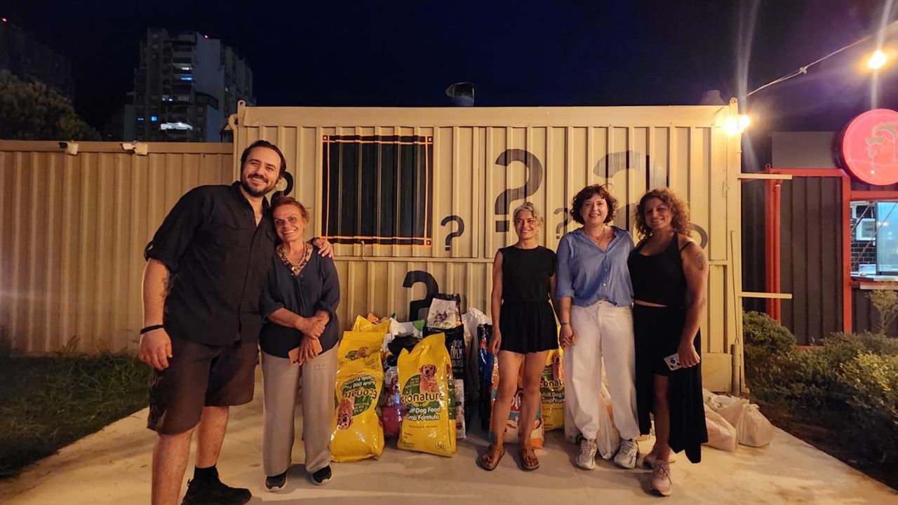 İzmir'de düzenlenen etkinlikte Foça'daki hayvanlar için 600 kilo mama toplandı