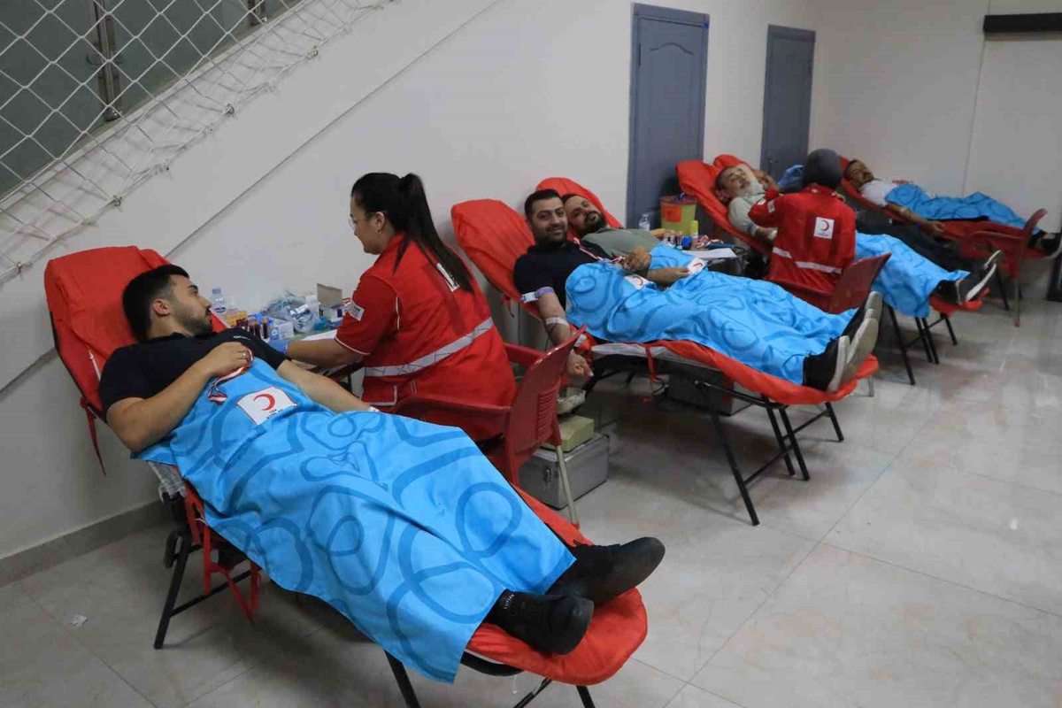 Adana'da öğretmen ve veliler kan stoklarını artırmak için bağış yaptı