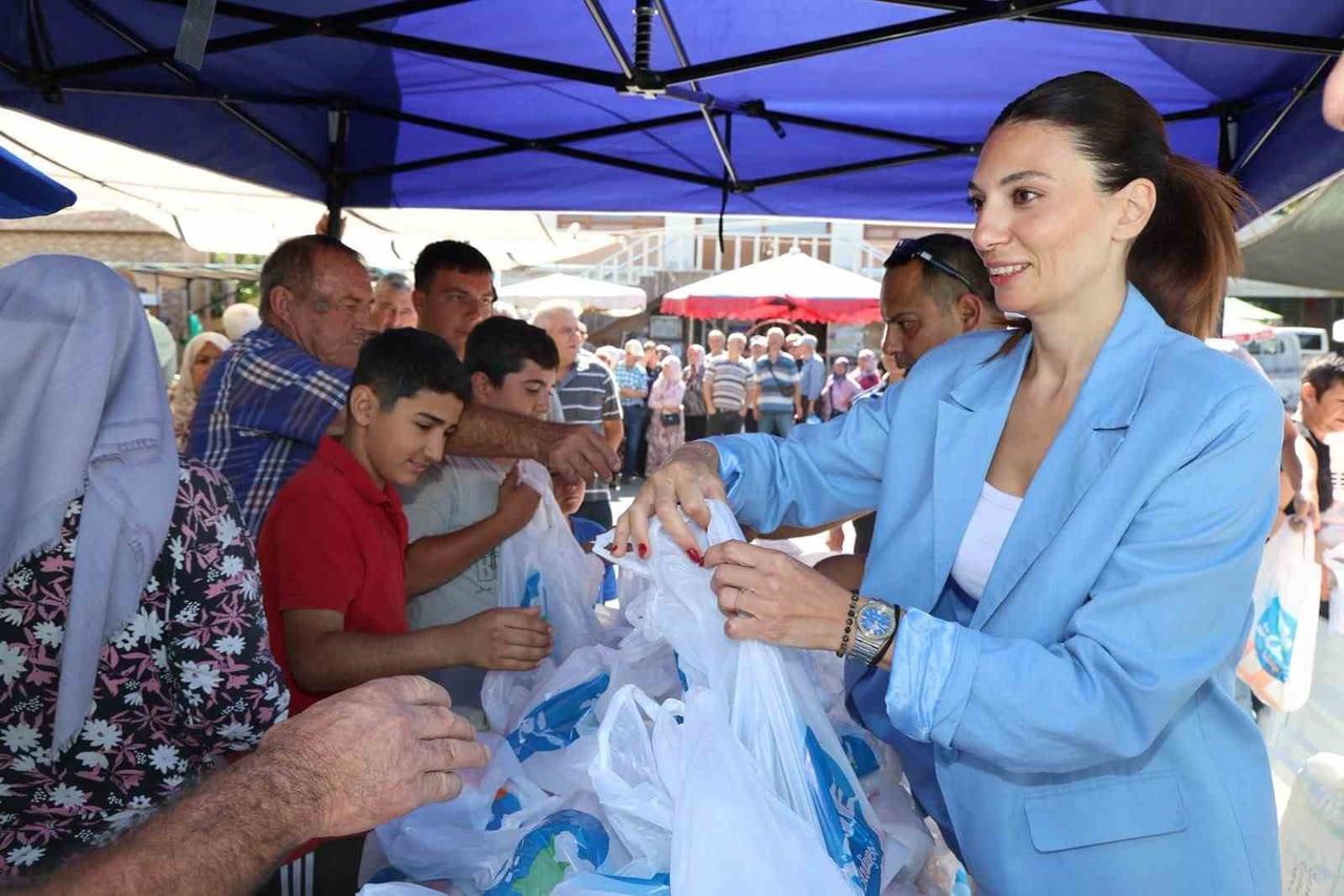 Söke Belediyesi kendi arazisinde ürettiği unları Bağarası'nda dağıttı