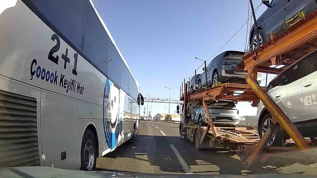 Kocaeli'de yolcu otobüsünün şerit değiştirmesi otomobili sıkıştırdı