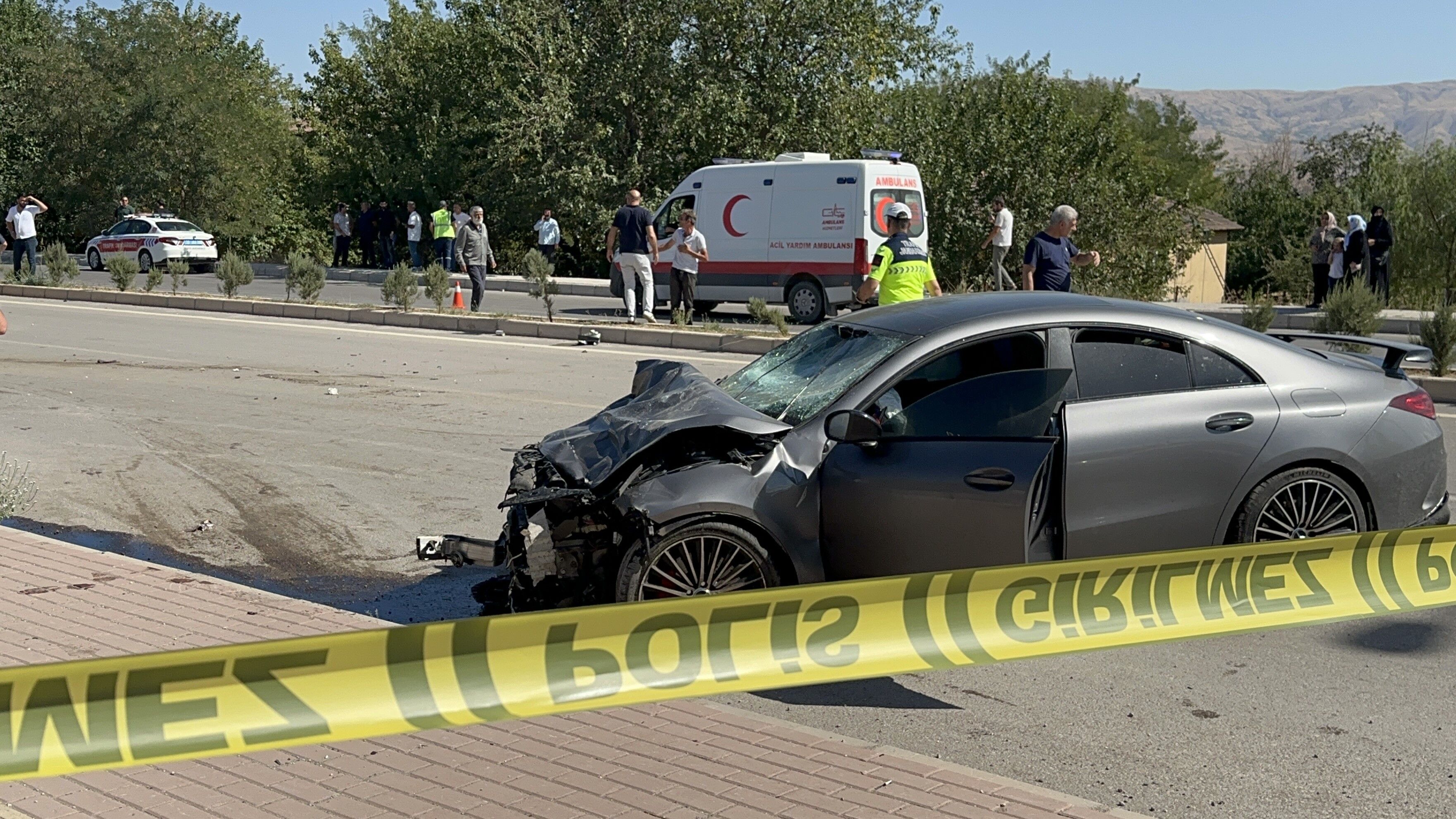 Elazığ'da iki otomobilin çarpışması sonucu bir araç ikiye bölündü