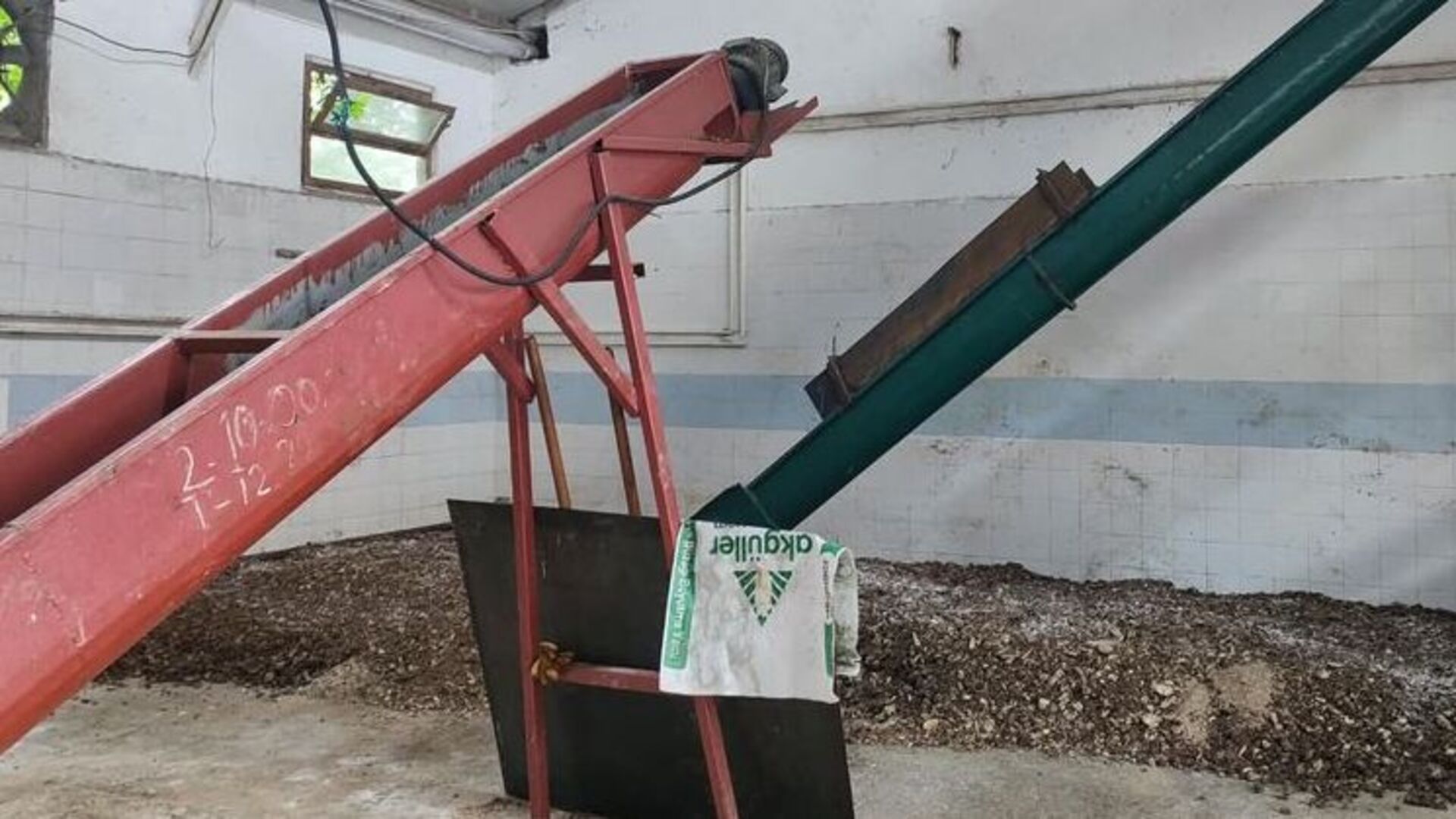 Sakarya'da onaysız işletmede üretilen 3 ton et-kemik unu imha edildi