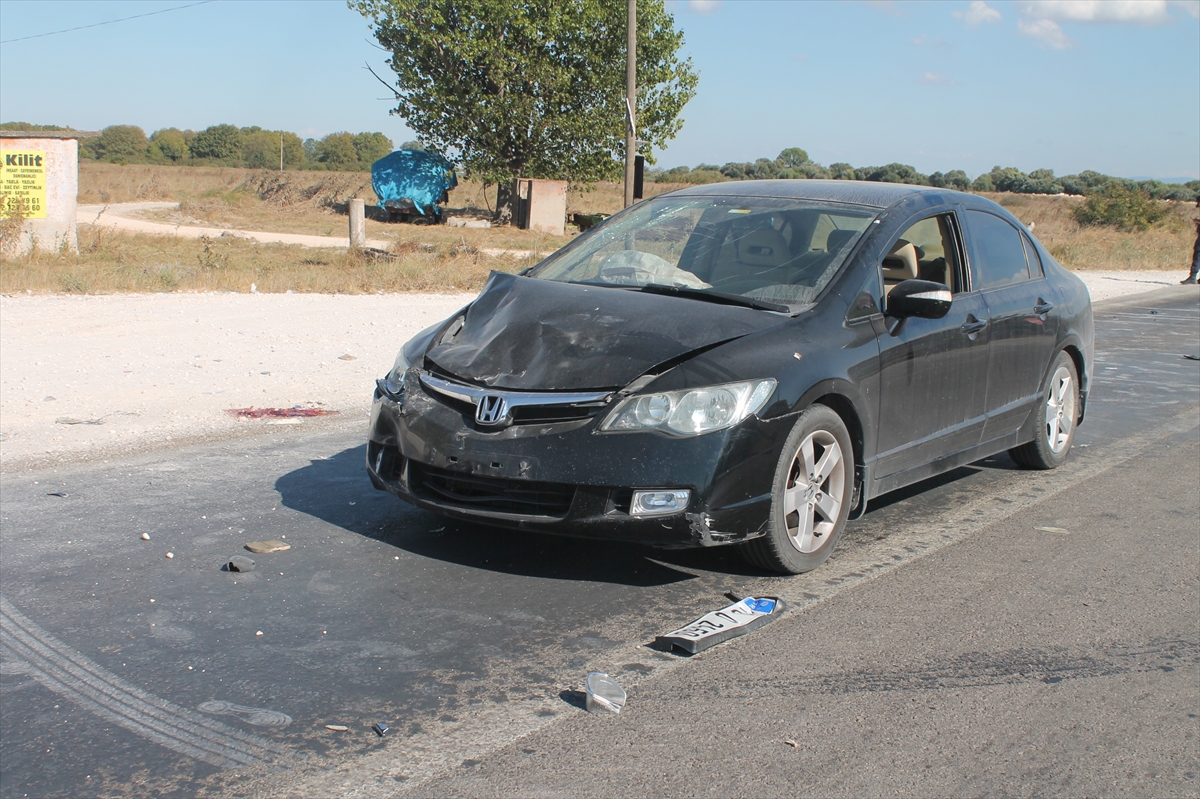 Balıkesir'de otomobilin çarptığı motosiklet sürücüsü hayatını kaybetti