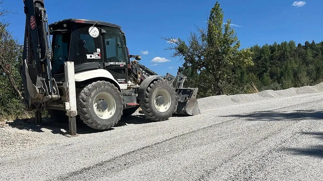 Çameli Belediyesi Emecik Mahallesi'ndeki yolları asfaltla yeniledi