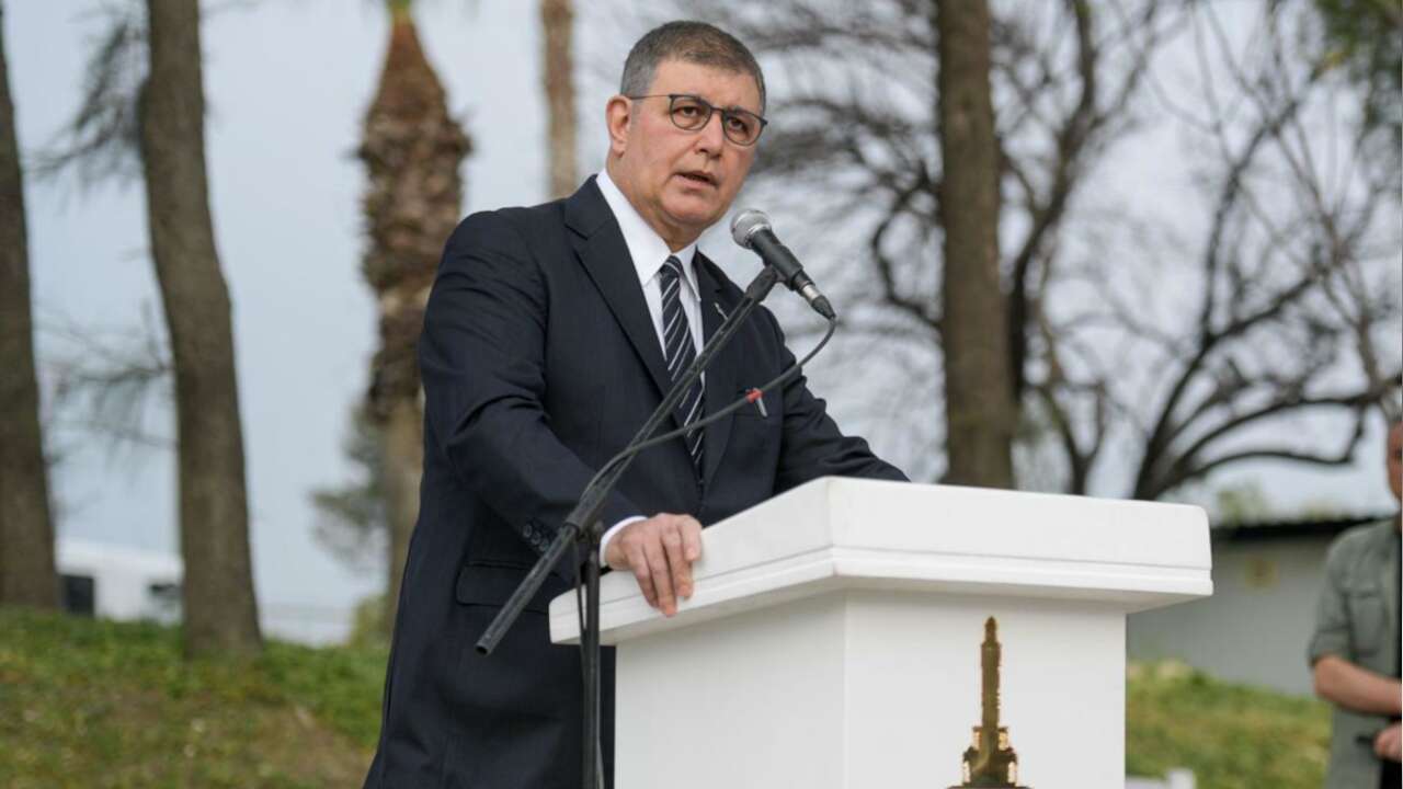 Cemil Tugay'ın AK Parti'ye geçişi İzmir Belediye Meclisi grubunda tartışma yarattı