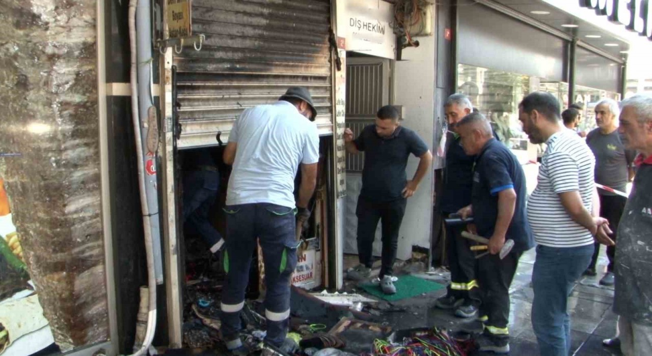 Gaziosmanpaşa'da ayakkabıcı dükkanında çıkan yangında mahsur kalanlar kurtarıldı