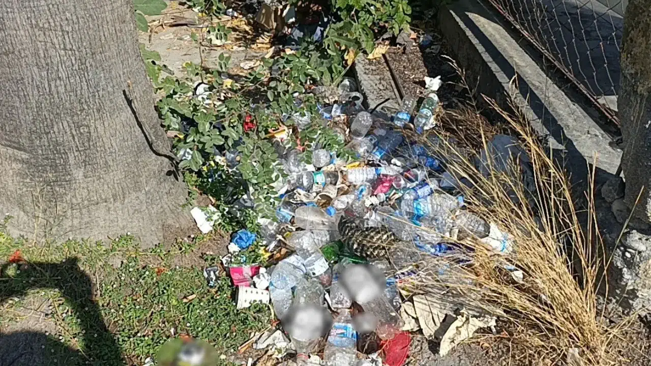 Manavgat'taki boş arazi otopark ve çöplük haline geldi