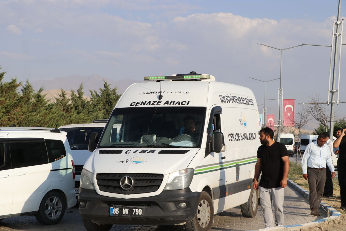 Van Gölü'nde boğulan iki kardeşin cenazesi toprağa verildi
