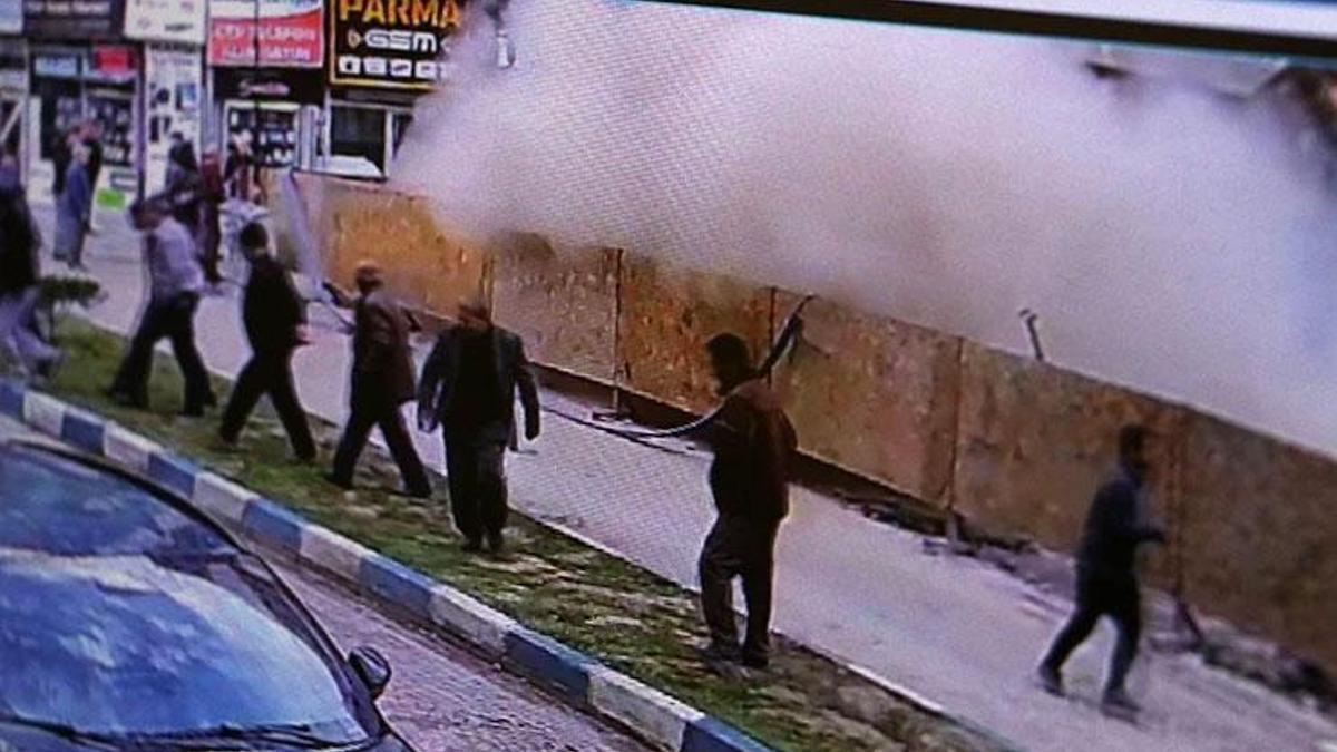 Van'da temel kazısı sırasında bitişikteki lokanta çöktü