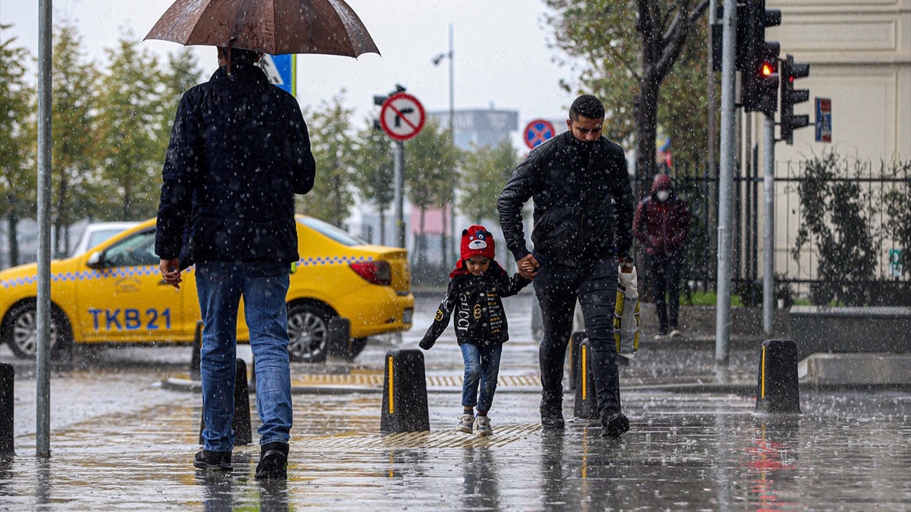 AKOM İstanbul için kuvvetli sağanak ve fırtına uyarısı yaptı