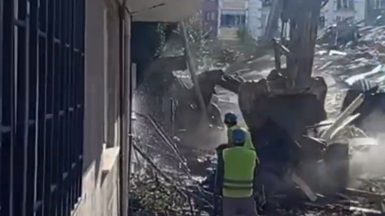 Küçükçekmece'de kentsel dönüşüm kapsamındaki bina yıkım sırasında çöktü