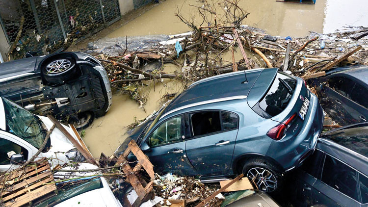 İstanbul'daki şiddetli yağışlar yüzlerce aracı kullanılamaz hale getirdi