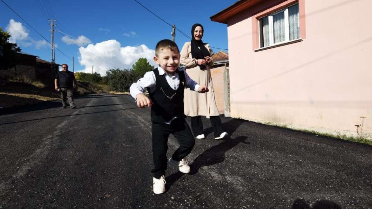 Kastamonu'da yürüme güçlüğü çeken çocuk için köy yolu asfaltlandı