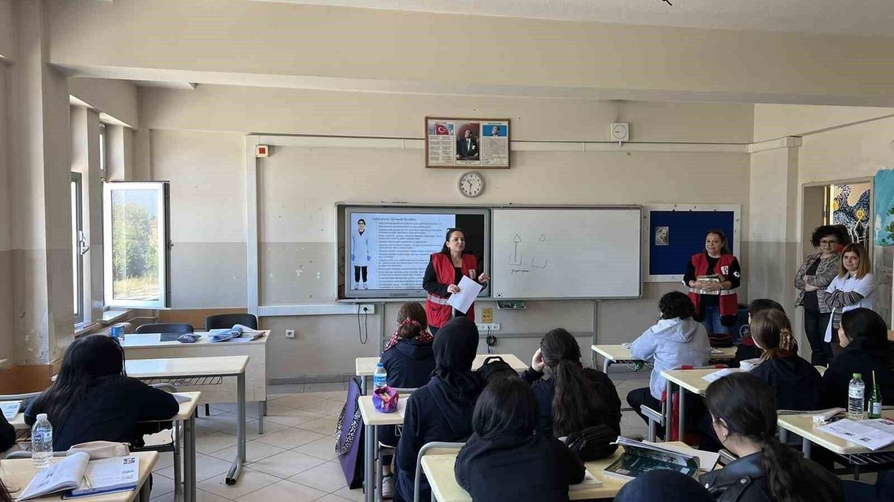 Kızılay Kadın Kolları Düzce'deki lise öğrencilerine bilgilendirme yaptı