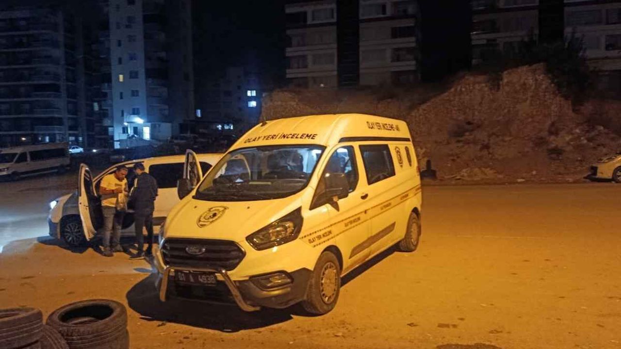 Adana'da sevgilisinin eski eşiyle karşılaşmamaya çalışan kişi düştü