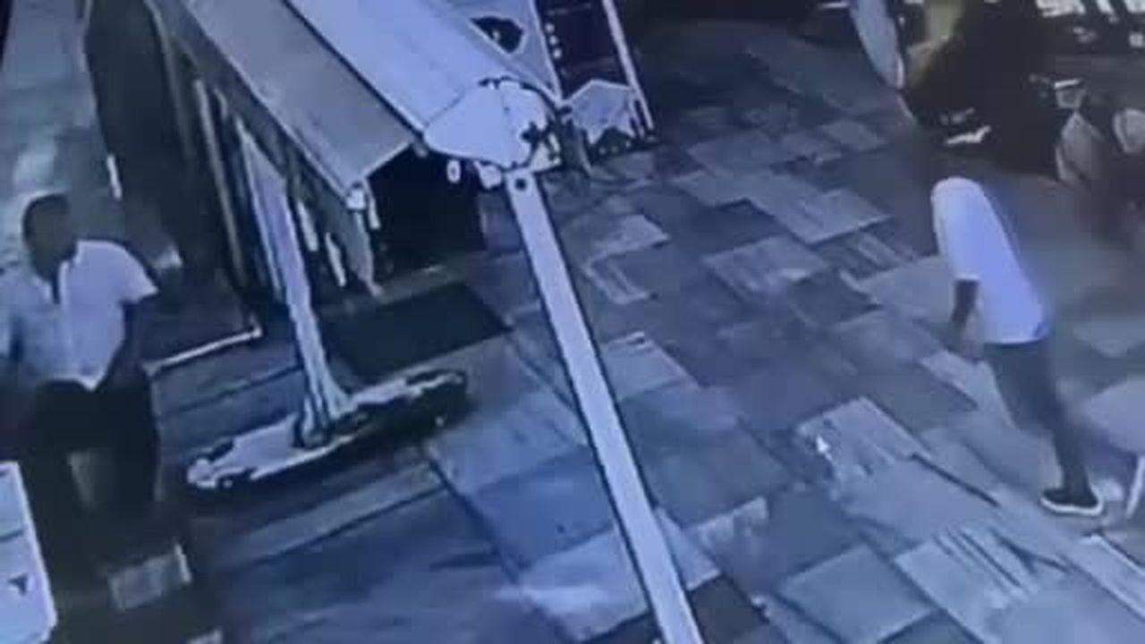 Fatih'te camide çanta çalan iki şüpheli tutuklandı