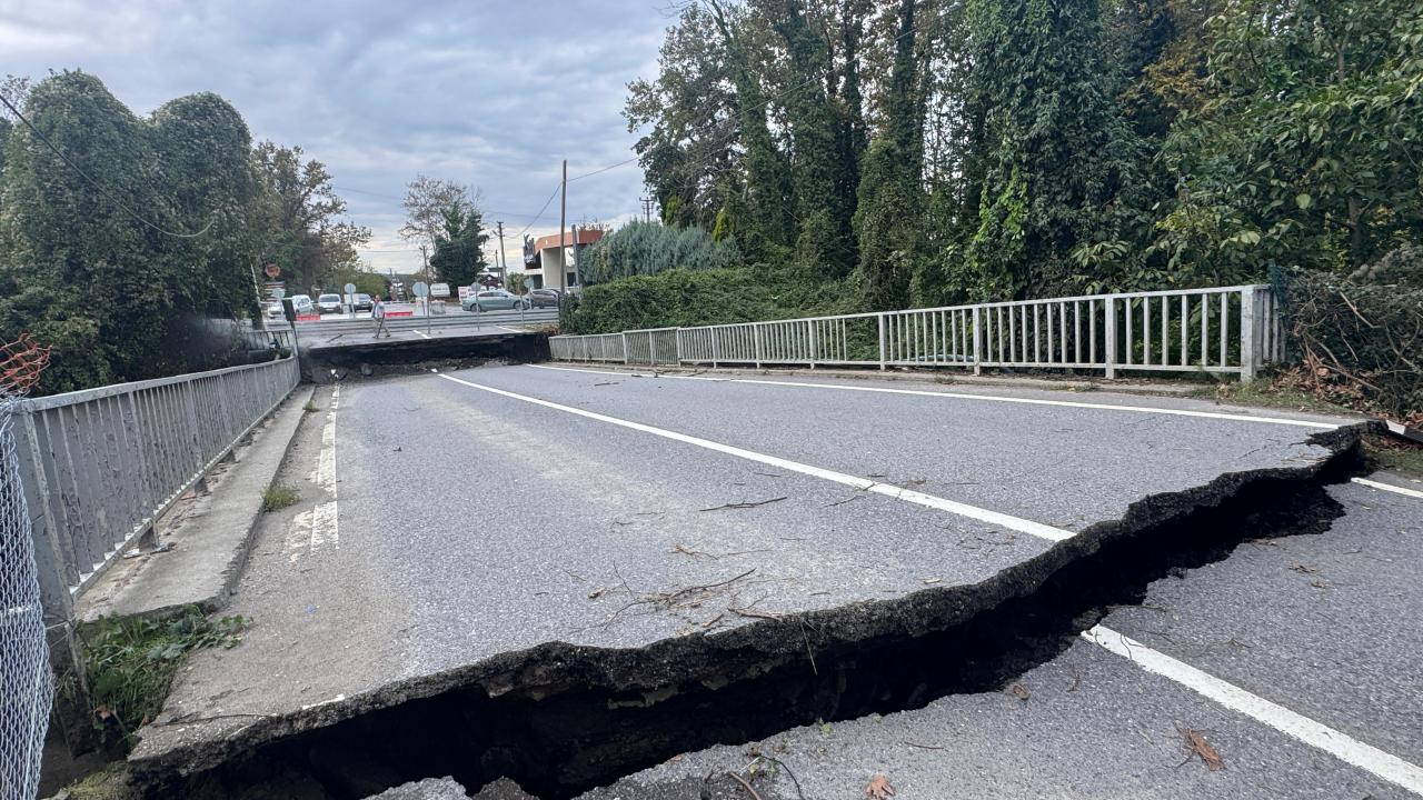 Sakarya'daki Yanık Deresi Köprüsü hasar nedeniyle trafiğe kapatıldı