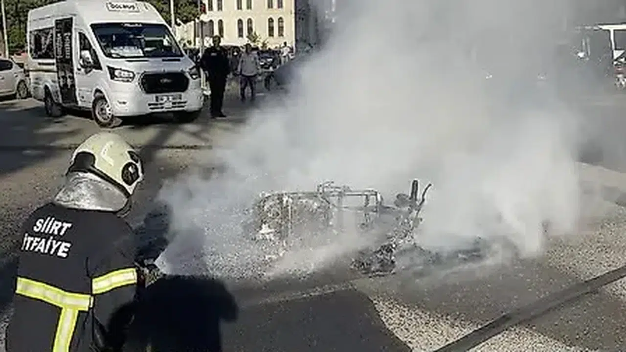 Siirt'te motosiklet ile hafif ticari aracın çarpıştığı kazada yangın çıktı