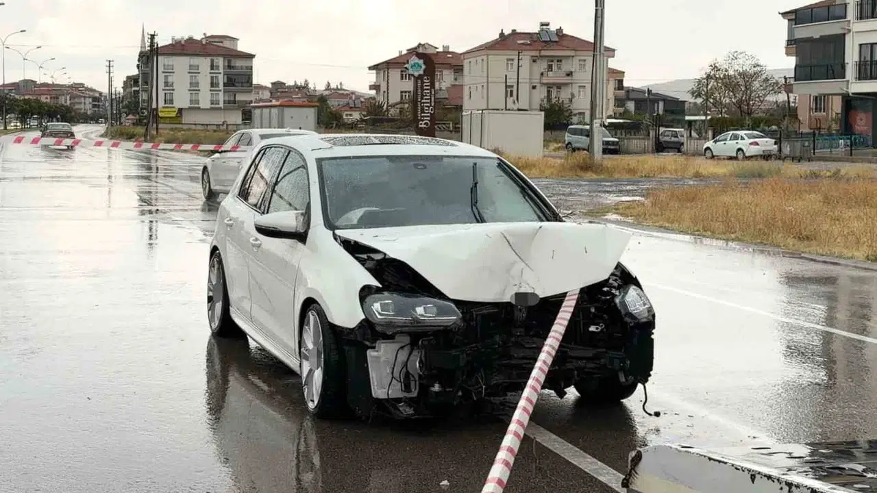 Aksaray'da kontrolden çıkan otomobil direk ve ağacı devirdi