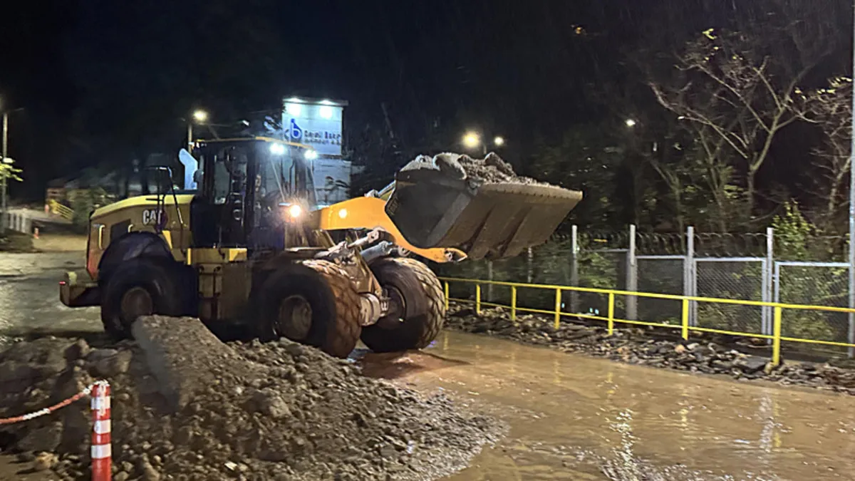 Rize'de sağanak sonrası taşan ırmak üç mahalleyi bağlayan yolu kapattı