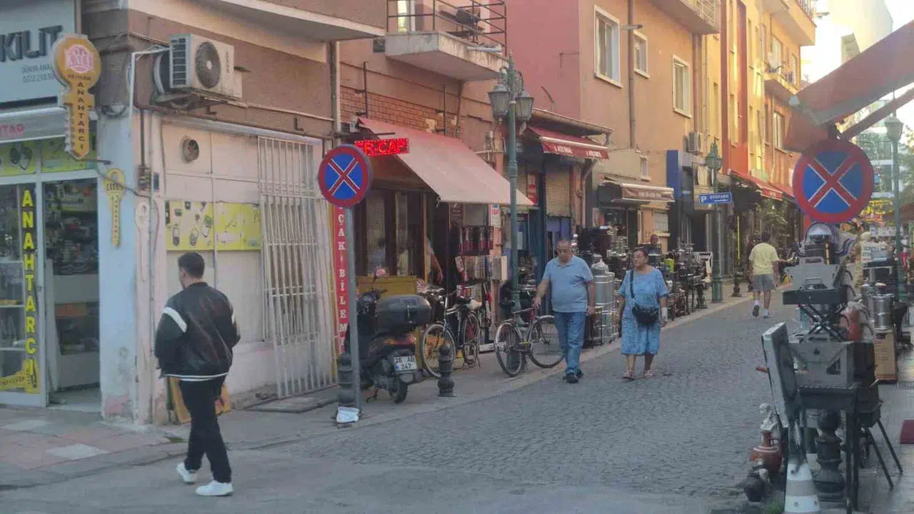 Eskişehir'de bir dükkanın bodrum katına düşen yaşlı adam yaralandı
