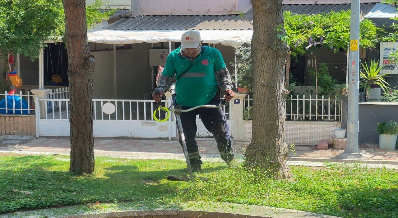Efeler Belediyesi Pınardere, Cumhuriyet ve Girne mahallelerinde park bakımı yapıyor