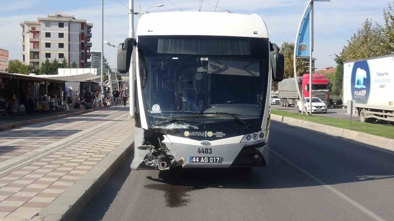 Malatya'da trambüs ile otomobilin çarpıştığı kazada 5 kişi yaralandı