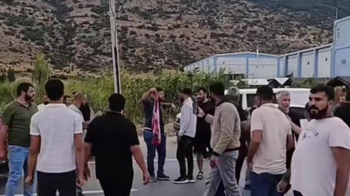 Afyonkarahisar'da köylüler kavşak ışıklandırması için yolu kapattı
