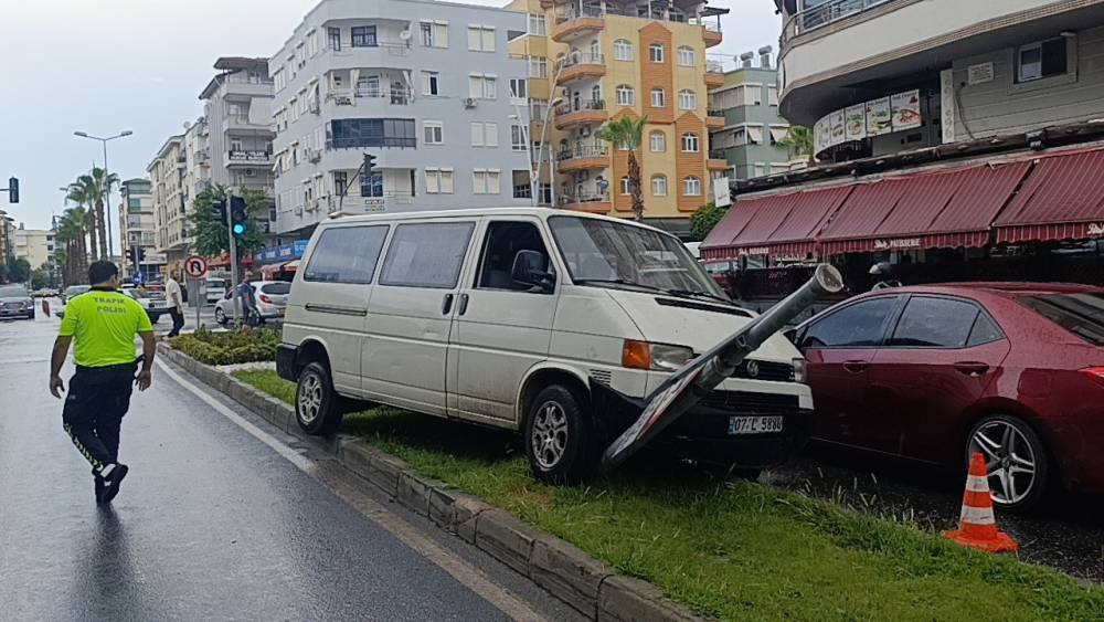 Antalya'da yağmur nedeniyle kontrolden çıkan kamyonet refüjdeki tabelaya çarptı