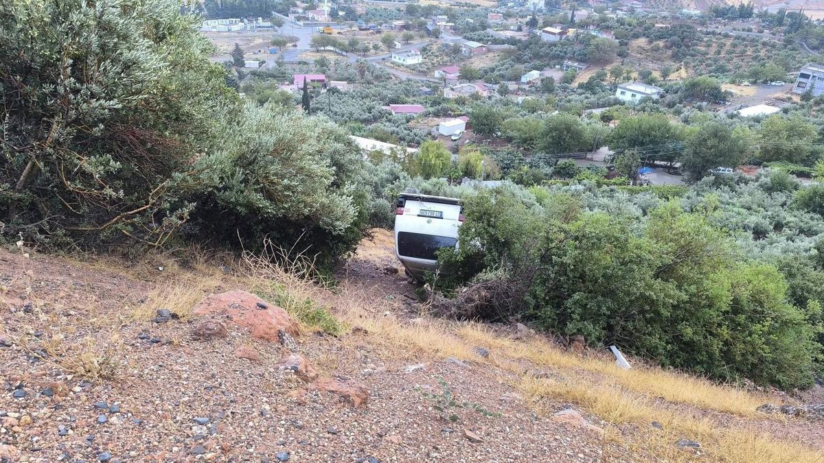 Gaziantep Nurdağı'nda hafif ticari araç şarampole devrildi