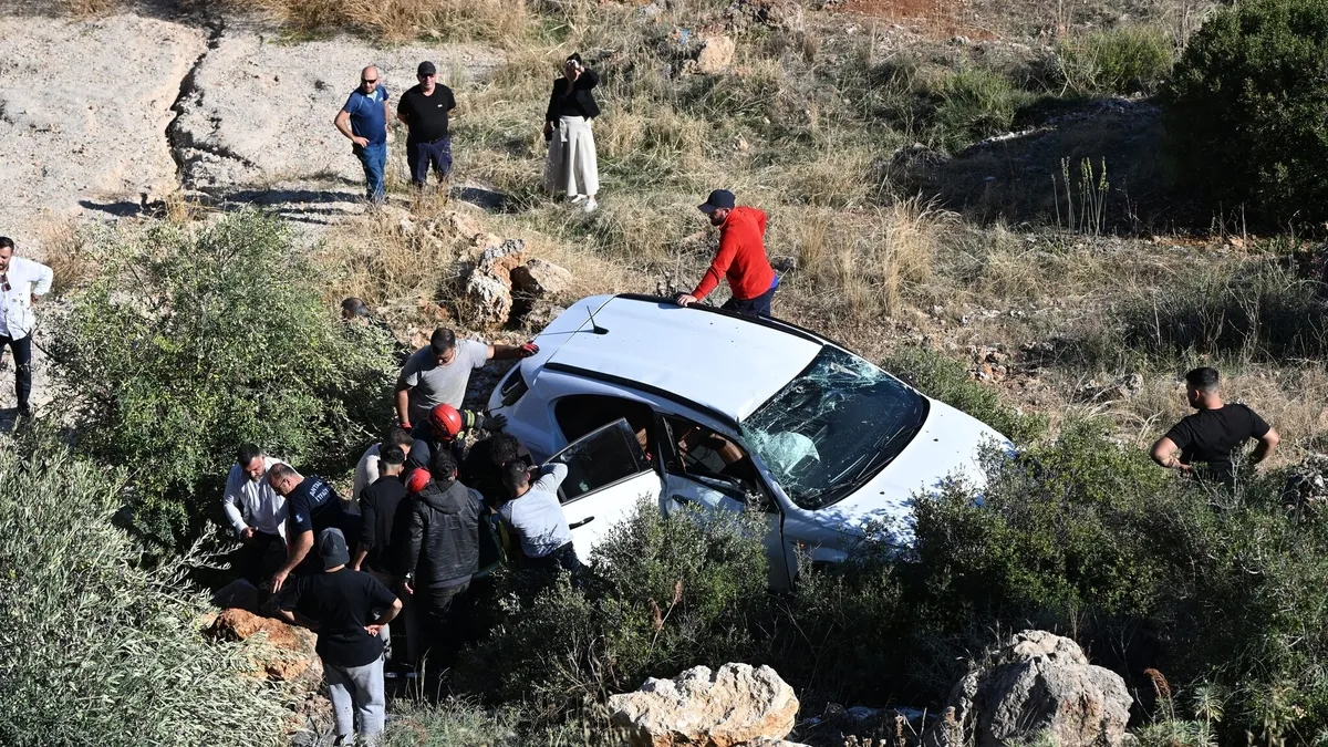 Antalya'da otomobil 30 metrelik uçurumdan yuvarlandı, sürücü yaralandı