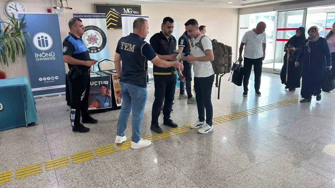 Malatya Emniyeti üniversite öğrencileri ve velilerine yönelik bilgilendirme yaptı