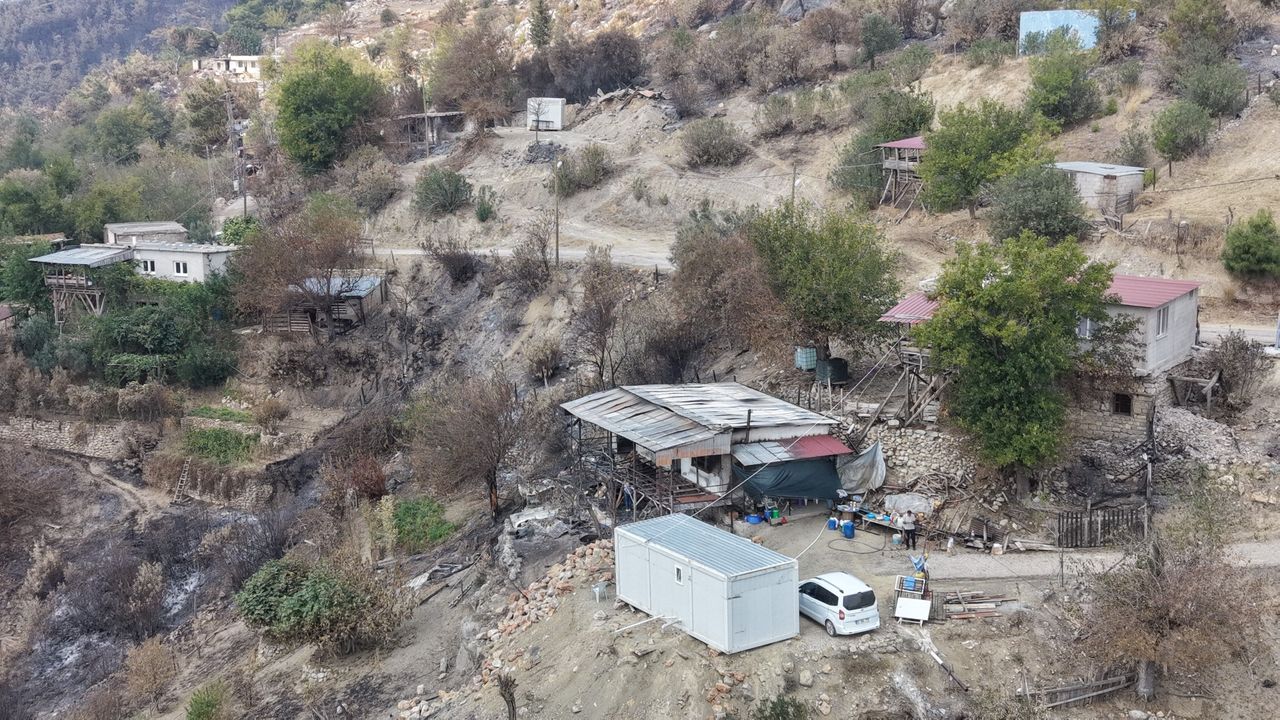 Kozan'da evleri yanan afetzedelere konteyner desteği sağlandı