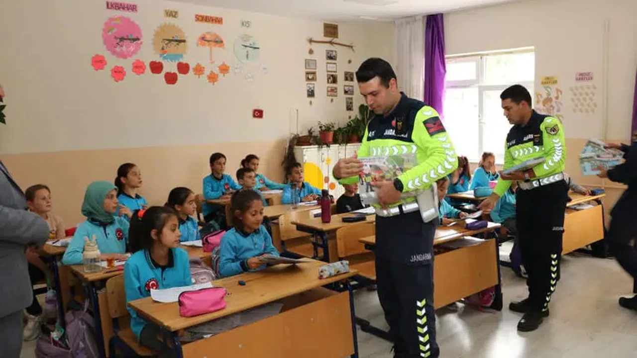Bayburt'ta jandarma ekiplerinden ilkokul öğrencilerine trafik eğitimi