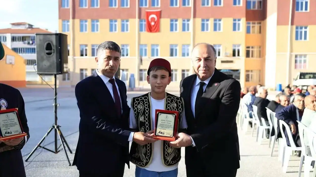Alaca'da 39. Ahilik Haftası kutlamaları kapsamında yılın ahisine kaftan giydirildi